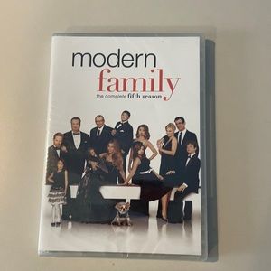 Free w/purchase Modern Family new sealed The Complete Fifth Season DVD